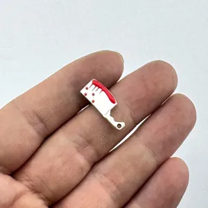 Kleiner Metall Hackbeil Anhänger mit roter Emaille Bluttropfen Design für DIY Schmuckbasteln.