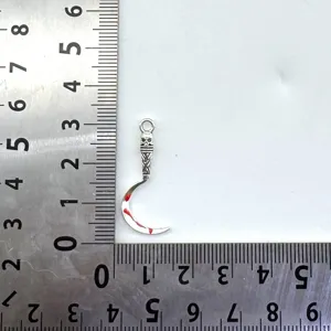 Detailansicht des Totenkopf Sichel Anhängers aus Legierung mit roten Tropfen, genaue Größe.