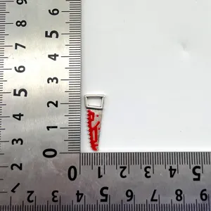 DIY Legierung Säge Anhänger mit roter Emaillierung für kreative handgemachte Schmuckherstellung.