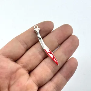 DIY Legierung Anime Waffe Dolch Anhänger Charms mit rotem Emaillierter Schmuck Zubehör