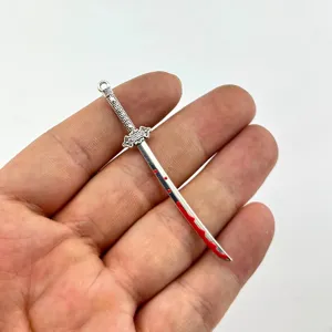 Nahaufnahme des Legierungs-Schwertanhängers mit rotem Tropfen-Effekt, ideal für DIY-Schmuck.