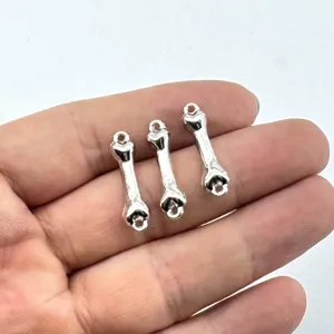 Detailansicht von silbernen Hundeknochen Anhängern für DIY Schmuckherstellung Armbänder