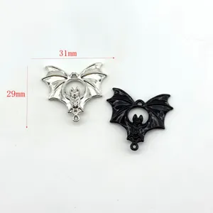 Gedetailleerd overzicht van gotische vleermuis hanger DIY sieraden accessoire met maten.
