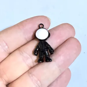Nahaufnahme des Astronauten Roboter Schlüsselanhängers aus Metall mit feinen Details.