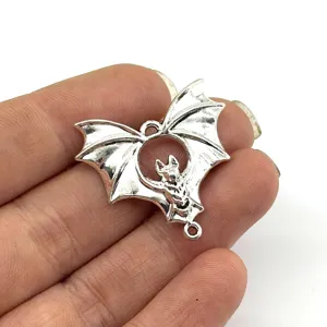 Gedetailleerd overzicht van gotische vampier vleermuis bedel, zilveren metalen hanger voor DIY.