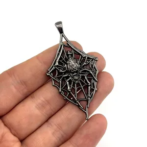 Gotischer dunkler Metall Spinnennetz Anhänger Halskette, punkiger hohler Vintage Halloween Schmuck
