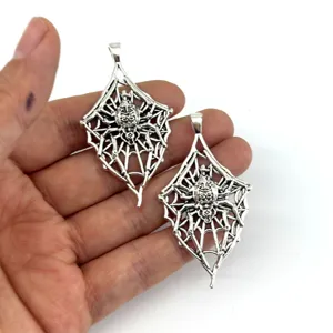 Detailansicht des silbernen Spinnennetz Anhängers im gothic punk Stil für Halloween.