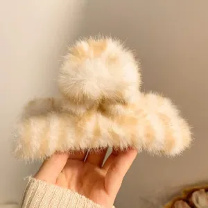 Fluffy brown leopard plush hair claw clip for thick hair, trendy autumn winter shark clip.