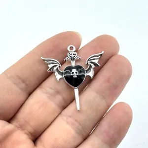 Gotischer schwarzer Herz Totenkopf Teufelsflügel Schwert Metall Anhänger DIY Detail
