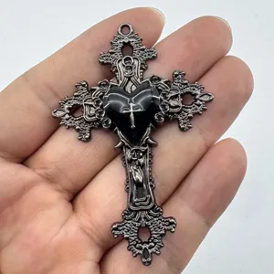 Nahaufnahme des retro gotischen schwarzen Herz Kreuz Anhängers, filigranes Metall-Dornen-Design.