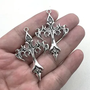 Primer plano detallado del colgante de metal con cruz de llama estilo punk gótico para joyería.