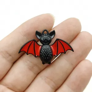 Primo piano dettagliato del ciondolo a forma di pipistrello smaltato nero e rosso.