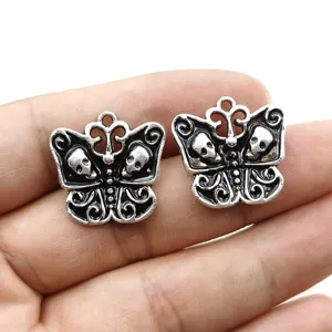 Retro Totenkopf Schmetterling Zinklegierung Anhänger Detail, ideal für DIY Schmuck.