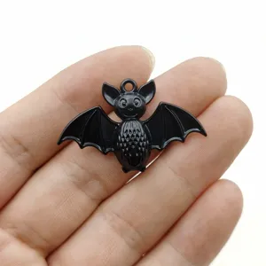 Primo piano del ciondolo pipistrello in lega di zinco smaltato nero per gioielli fai da te.