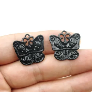 Nahaufnahme schwarzer Totenkopf Schmetterling Metall Anhänger Charms, retro DIY Schmuck Accessoires.