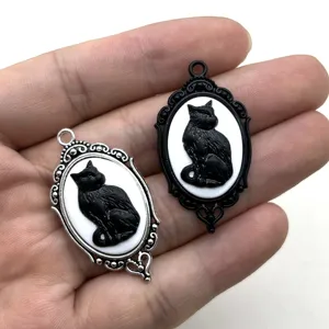 Colgante camafeo gato negro gótico marco plateado y negro accesorio de joyería.