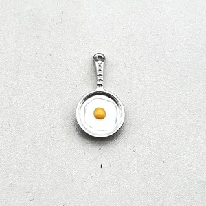 Legering koekenpan gebakken ei hanger sjabloon, mini schattige DIY sieraden voor ketting.