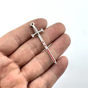Silberfarbener Legierungs-Schwert-Anhänger mit rotem Detail für DIY-Anhängerschmuck.