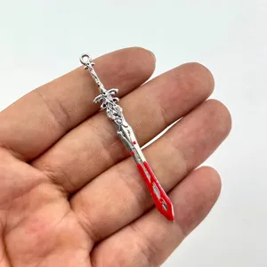 Detailaufnahme des Anime-Schwert-Metallanhängers für kreative DIY-Schmuckherstellung.