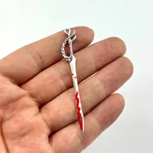 Detailansicht silberne Anime Waffe Schwert Anhänger mit rotem Emaile Bluttropfen DIY Zubehör.