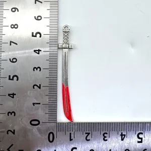 Detailansicht eines DIY Legierung roter Emaillierung Schwert Anhängers für Modeschmuck.