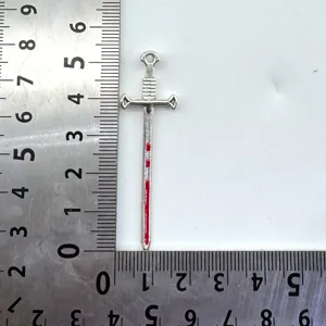 DIY Legierung Schwert Anhänger mit rotem Öltropfen, Waffen Schmuck Zubehör für Ohrringe.