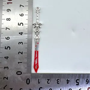 Detailaufnahme des Legierungs-Schwertanhängers mit rotem Emaille-Bluteffekt für DIY-Schmuck.