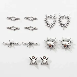 Punk Y2K Stil Metall DIY Schmuck Anhänger Set, silbernes Dornenherz und Stacheldraht.