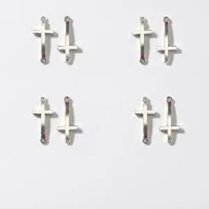 Nahaufnahme Details von silbernen Kreuz Anhängern, minimalistischem Metall Schmuck für DIY.