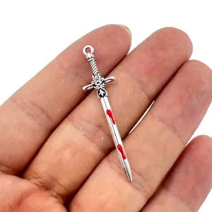 DIY legering zwaard hanger met rode druppelolie, vintage zilveren wapen sieraden voor oorbellen.