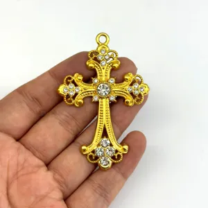 Detailansicht des goldenen Vintage-Kreuz-Anhängers mit Strasssteinen und Legierungs-DIY-Teilen.