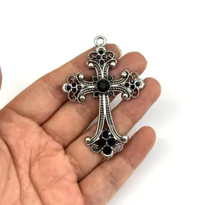 Vintage Legierung schwarzer Strass Kreuz Anhänger Charms für DIY Halskette Armband Schmuck.