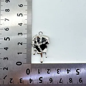 Nahaufnahme des Punk Legierung flüssigen Herz Anhänger DIY Schmuck Accessoire, schwarz silber.