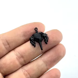 Gothischer schwarzer Herz Flügel Dolch Anhänger für DIY Schmuckherstellung, süßer und cooler Stil.