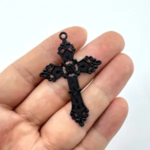 Retro schwarzer Metall Kreuz Anhänger Zubehör mit filigranem Vintage Rattan Muster Design.