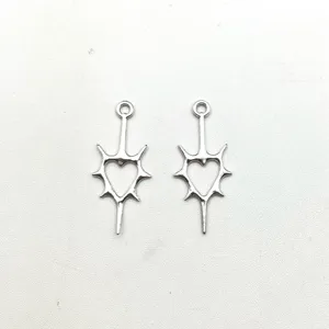 Ciondolo cuore spinato cavo in lega di zinco argentato per gioielli fai da te, accessori gotici.