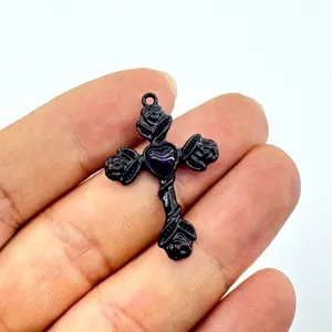 Nahaufnahme Detail des gotischen schwarzen Dornen Rosen Kreuz Anhängers mit dunklem Herz für DIY.