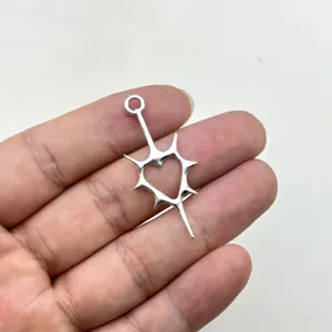 Primo piano del ciondolo a cuore con spine in lega di zinco argentata per gioielli fai da te.