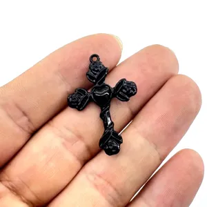 Schwarzer gotischer Kreuz Anhänger mit Rose und Herz Charms für DIY Halsketten Schmuck Zubehör