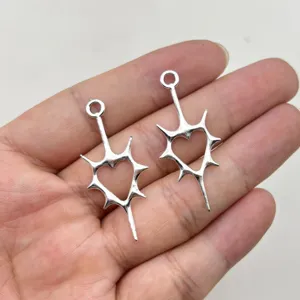 Ciondolo cuore spinoso cavo in lega di zinco accessorio gioiello DIY vista dettagliata argento
