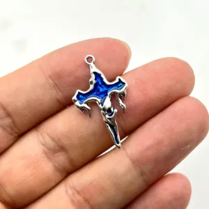 Nahaufnahme des blauen Emaille-Flammenkreuz-Legierungsanhängers, perfekt für DIY-Schmuck.