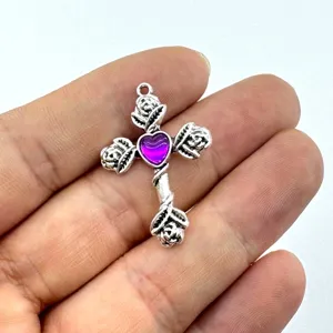 Retro dunkler Stil Dornen Rose Kreuz Anhänger mit lila Herz Edelstein für DIY Schmuck.