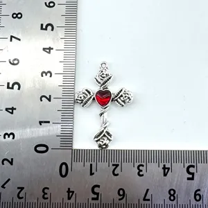 Vintage gotischer Dornen Rose Kreuz Anhänger Detail, roter Herz Schmuck DIY Zubehör