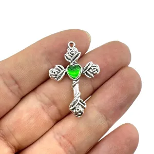 Vintage gotischer Rosen Kreuz Anhänger mit grünem Herz Edelstein für DIY Halsketten Schmuck