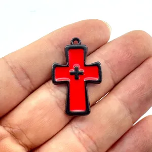 Nahaufnahme Detail des retro rot-schwarzen Kreuz Anhängers, gotischer Legierungs Schmuck.