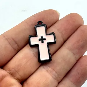 Detaillierte Nahaufnahme von gotischen rosa und schwarzen Kreuz Anhänger Halskette DIY.