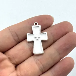 Detailaufnahme des Vintage Gothic-Stil Legierung Kreuz Anhänger, ideal für DIY Schmuck.