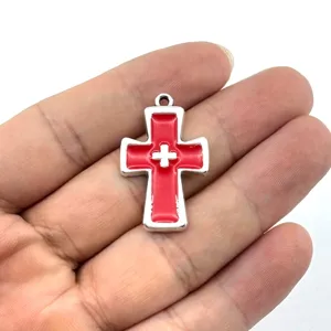 Nahaufnahme Detail des gotischen roten silbernen Kreuz Anhängers mit glänzender Emaillierung.