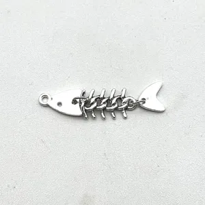 Silberne Legierung Fischgräten Anhänger DIY Charm Detailansicht, perfekt für Armbänder und Schmuck.