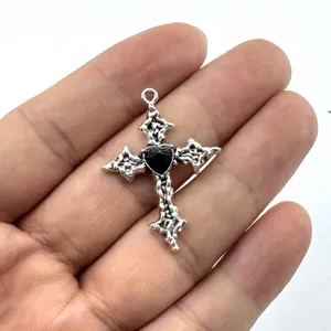 Gotischer Legierungs-Kreuzanhänger mit schwarzem Herz, Detailansicht für DIY-Schmuckbasteln.